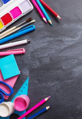 Arka plan yazı tahtası üzerinde okul Kırtasiye 