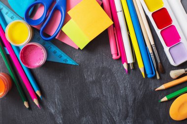 Arka plan yazı tahtası üzerinde okul Kırtasiye 