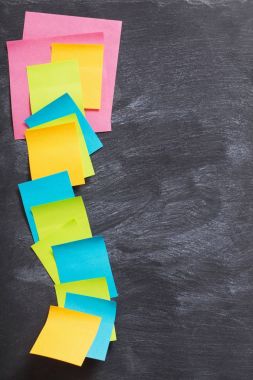 siyah arka plan üzerinde renkli kağıt etiketleri