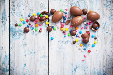 Tahta Arkaplanda Çikolatalı Paskalya Yumurtaları