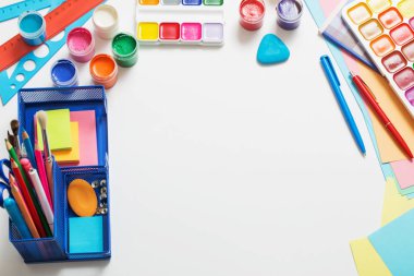 Beyaz arka planda okul malzemeleri koleksiyonu