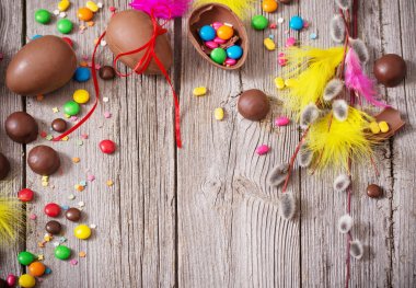 Tahta Arkaplanda Çikolatalı Paskalya Yumurtaları