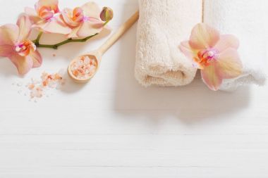 Orkide Beyaz ahşap zemin üzerinde havlu ile