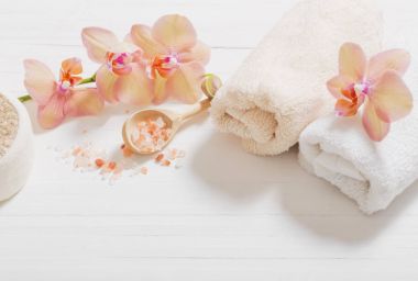 Orkide Beyaz ahşap zemin üzerinde havlu ile