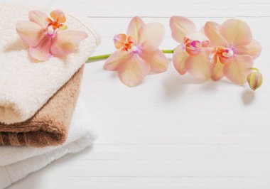 Orkide Beyaz ahşap zemin üzerinde havlu ile