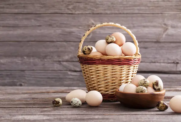 Αυγά σε ξύλινο φόντο — Φωτογραφία Αρχείου