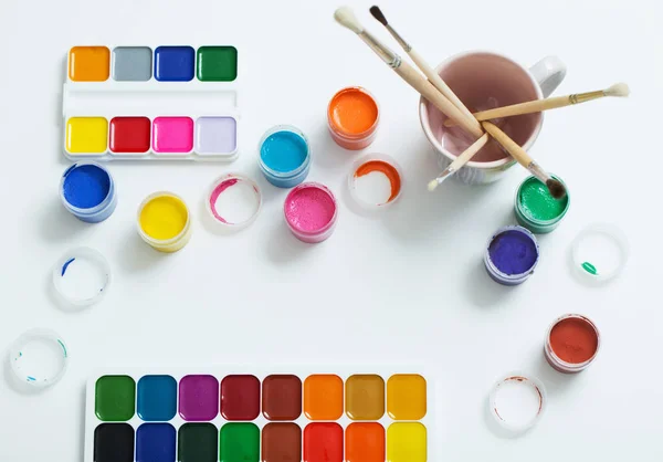Farben und Pinsel auf Papier — Stockfoto