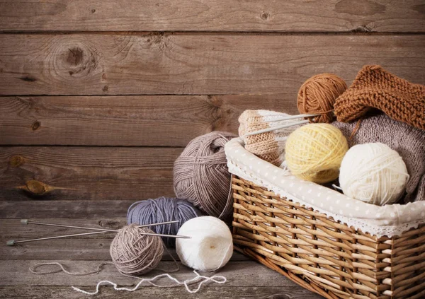 Вязание и вязание иголок на деревянной поверхности — стоковое фото