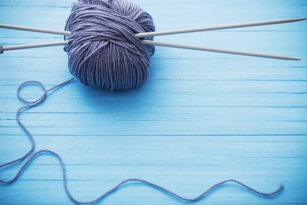 Aiguilles à tricoter sur une surface en bois — Photo