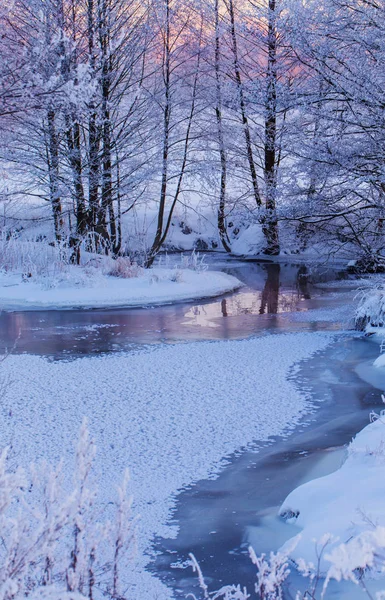 De winter rivier bij zonsondergang — Stockfoto