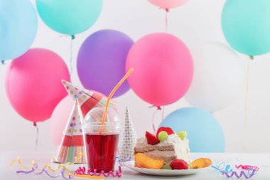 Kek ve renkli balon ile doğum günü kutlaması