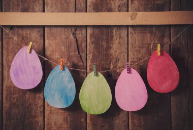 Ahşap arka plan üzerinde kağıt yumurta