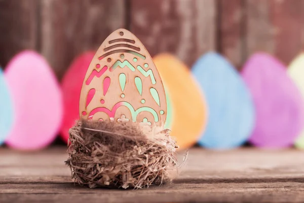 Huevos de papel de Pascua sobre fondo madera — Foto de Stock