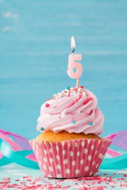 doğum günü pastası mavi ahşap zemin üzerine