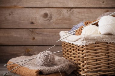 Örgü ve örgü iğneleri bir ahşap yüzeye