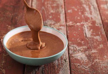 eski ahşap masa tabağa çikolatalı hamur