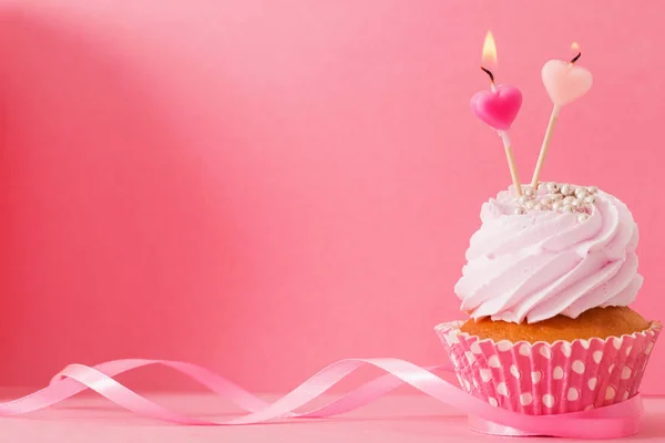 Cupcake mit Kerze auf rosa Hintergrund — Stockfoto