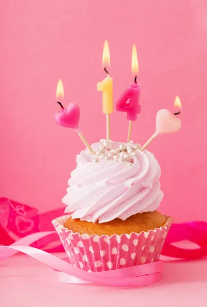 Cupcake mit Kerze auf rosa Hintergrund — Stockfoto