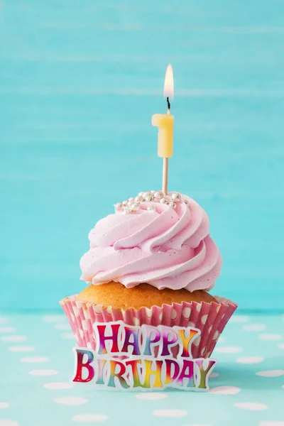 Urodziny caucpcake na niebieskim tle drewnianych — Zdjęcie stockowe
