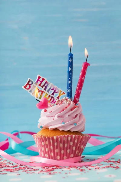 Pastel de cumpleaños sobre fondo de madera azul — Foto de Stock