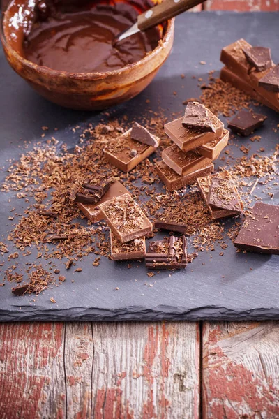 Шоколад на старом деревянном столе — стоковое фото