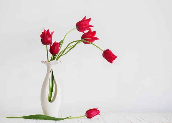 Rote Tulpen Der Vase Auf Weißem Hintergrund — Stockfoto