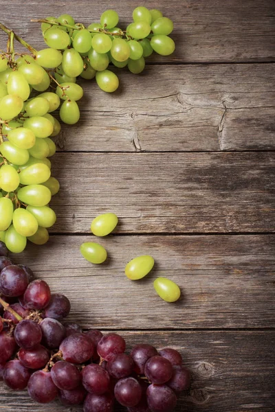 Grapes on old wooden background — Stock Photo, Image