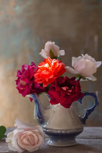 Nature morte avec rose dans une vieille théière — Photo