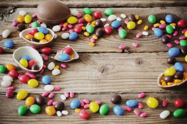 Eski koyu ahşap arka plan üzerinde çikolata Paskalya yortusu yumurta