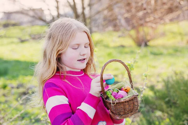 Chica feliz con huevos de Pascua al aire libre —  Fotos de Stock