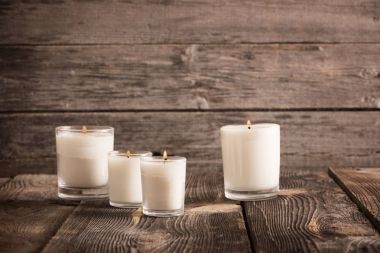 eski ahşap zemin üzerine mumlar
