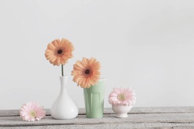 ahşap masa üzerinde Vazoda Çiçekler gerbera