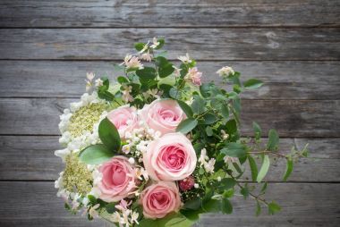 ahşap zemin üzerinde düğün buketi