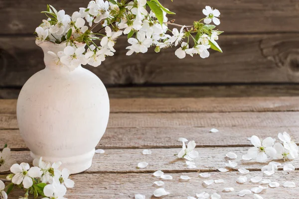 木製の背景の上に花瓶の白い春の花 — ストック写真