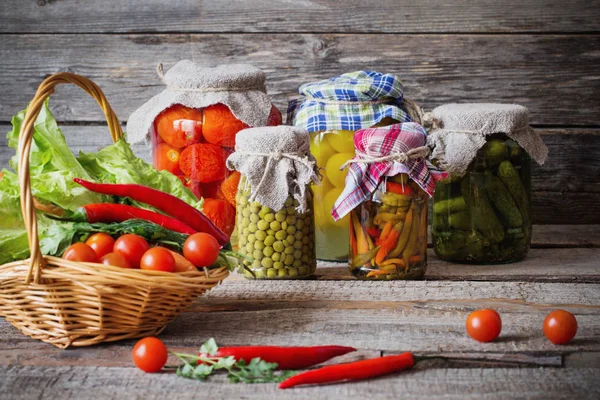 Vegetais preservados em jarra no fundo de madeira velha — Fotografia de Stock