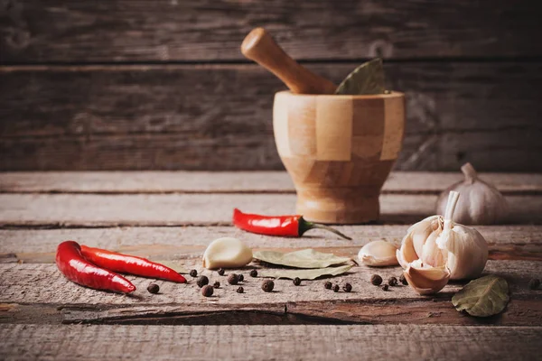 Chili peper en knoflook en oude houten achtergrond — Stockfoto