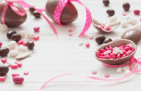 Beyaz ahşap arka planda çikolatalı Paskalya yumurtaları — Stok fotoğraf