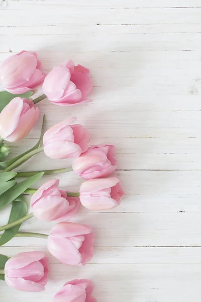 Bellissimi tulipani rosa su sfondo bianco in legno — Foto Stock