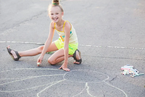 Chica feliz dibujo tiza sobre asfalto — Foto de Stock