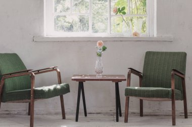 koltuk ve pencere ile Vintage iç