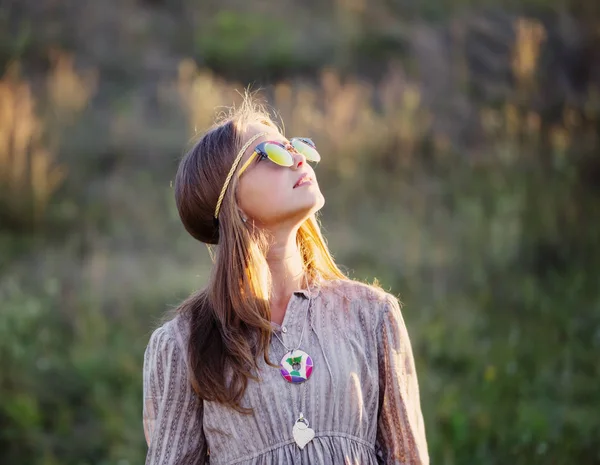 Tiener meisje in zonnebril buiten — Stockfoto