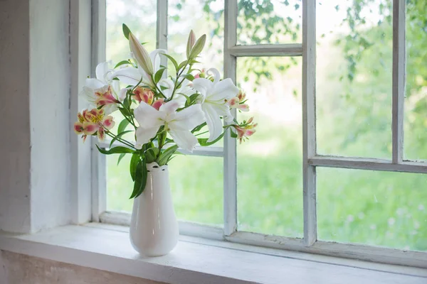 Hermoso lirio blanco en jarrón en alféizar de ventana —  Fotos de Stock