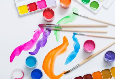 boyalar ve kağıt üzerinde fırçalar