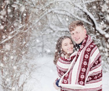 Kış parkında mutlu genç çift