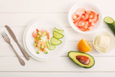 karides ve avokado Beyaz ahşap tablo