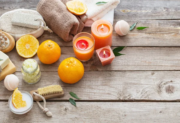 Concepto de spa con frutas naranjas sobre fondo de madera viejo —  Fotos de Stock
