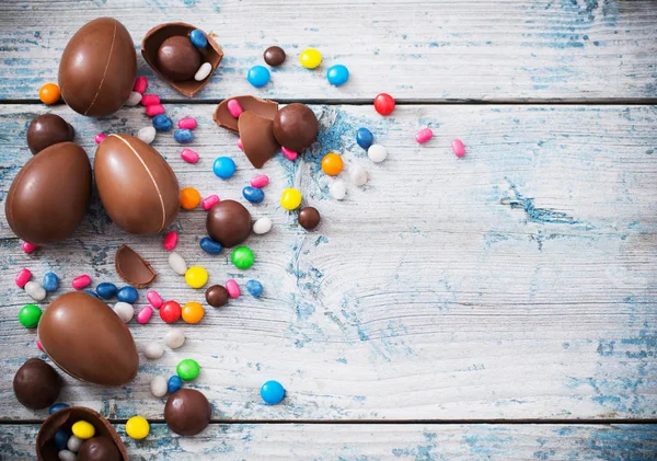 Шоколадные пасхальные яйца на деревянном фоне — стоковое фото