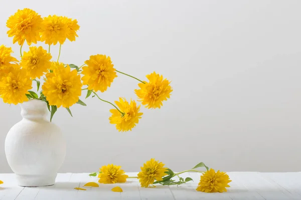 Gele bloemen in vaas op witte achtergrond — Stockfoto