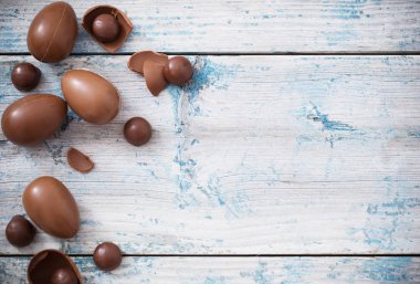 Eski ahşap zemin üzerine çikolata yumurta