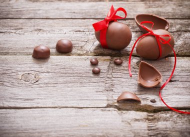Tahta Arkaplanda Çikolatalı Paskalya Yumurtaları